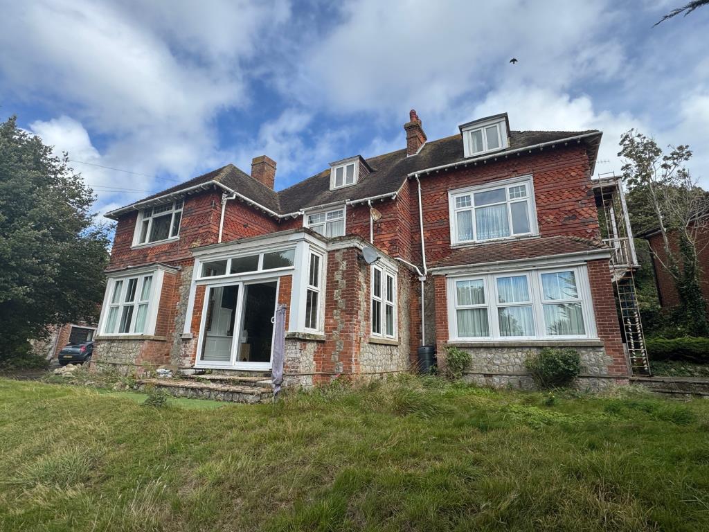 Lot: 159 - FIRST FLOOR FLAT FOR IMPROVEMENT WITH SEA VIEWS - The property